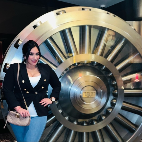 Meet your Posher, Ali - Picture 3 of 3